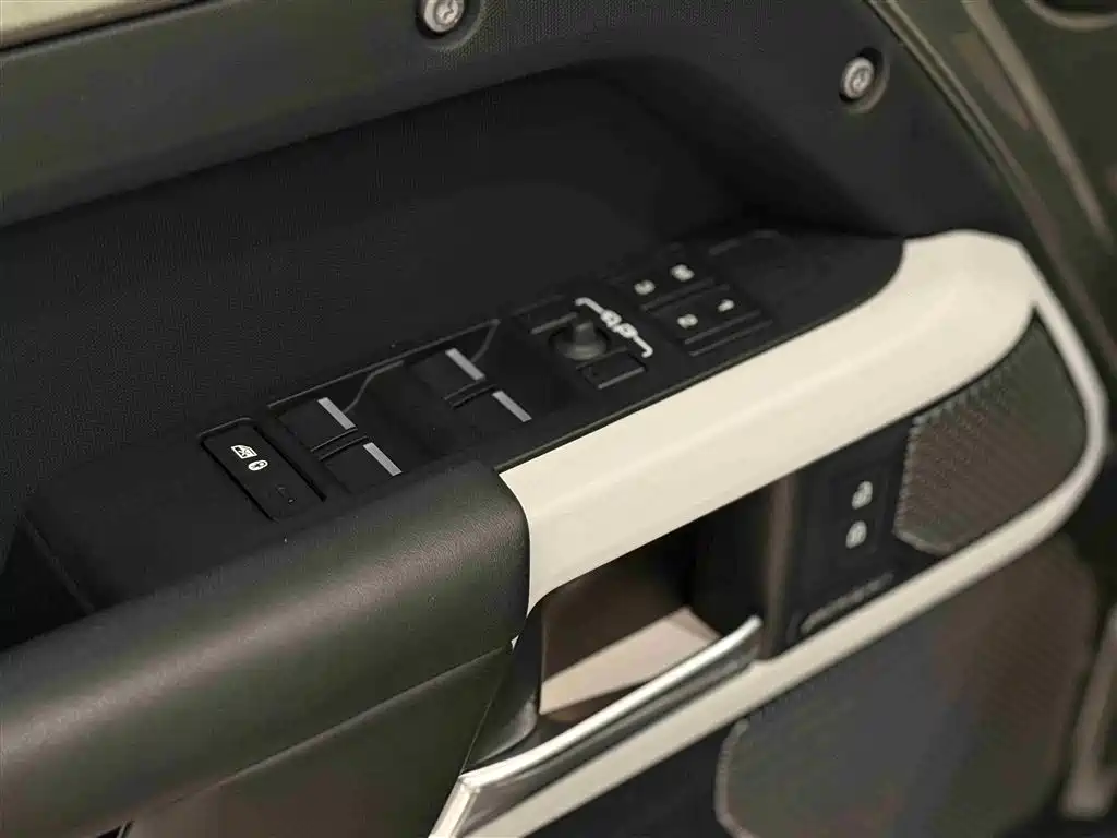 Land Rover Defender 2023 — фото 13