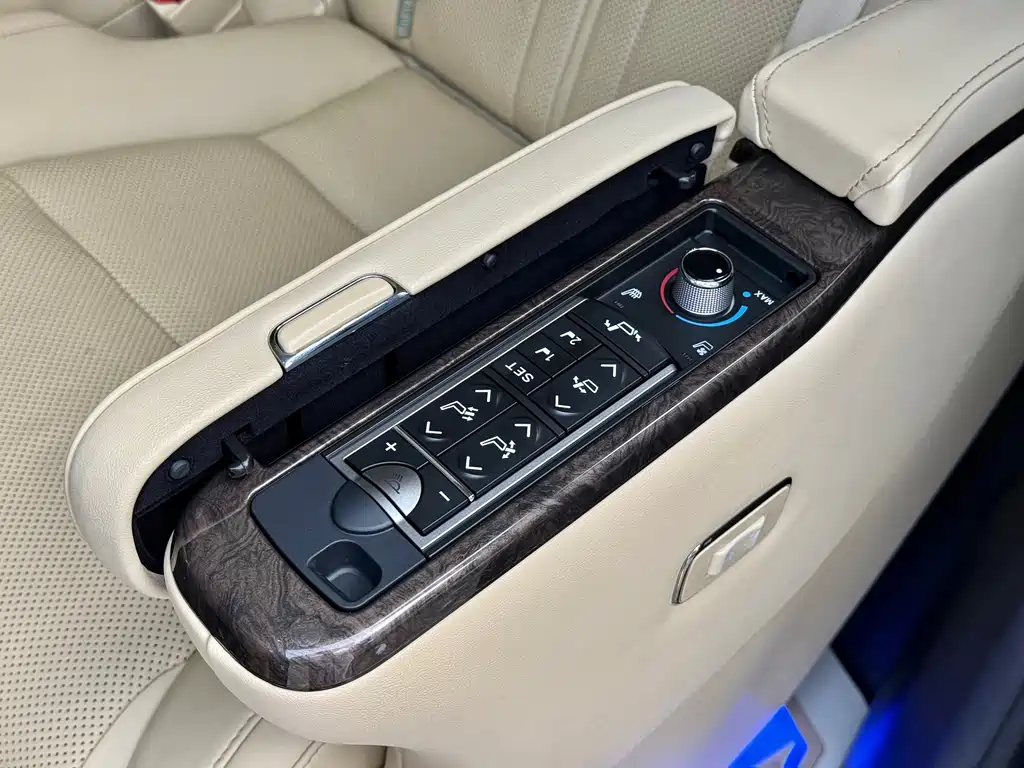 Toyota Alphard 2021 — фото 13