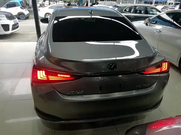 Lexus ES 2021