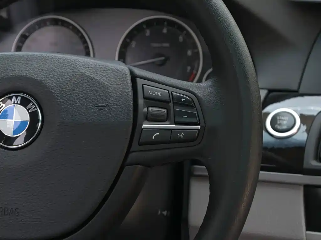 BMW 5 Series 2012 — фото 11