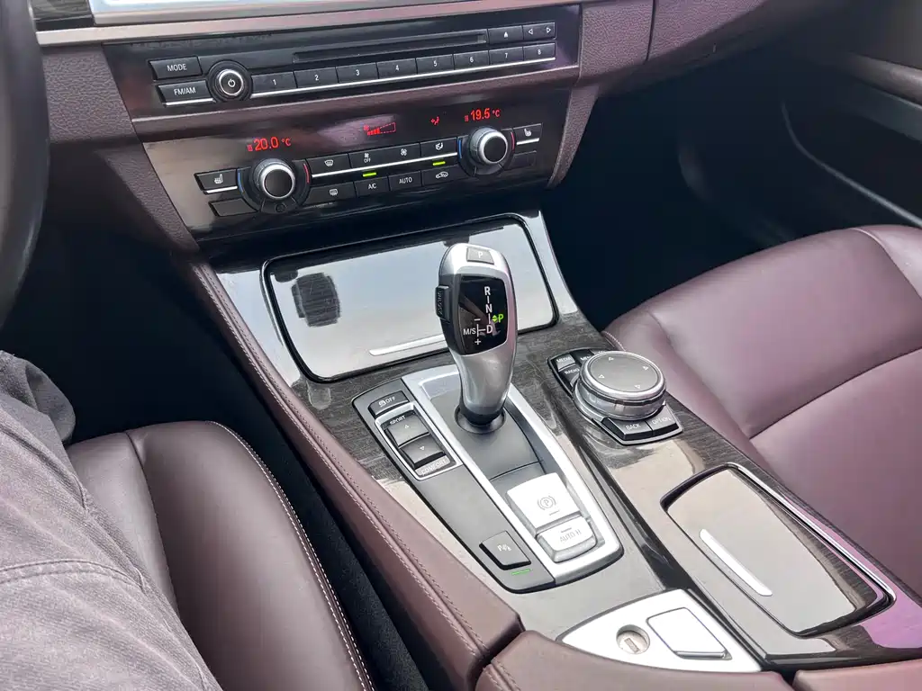 BMW 5 Series 2017 — фото 18