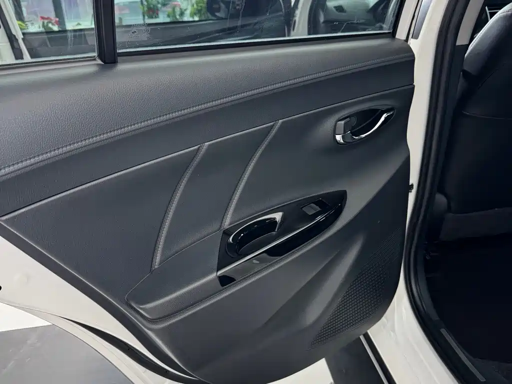 Toyota Yaris L 2022 — фото 11