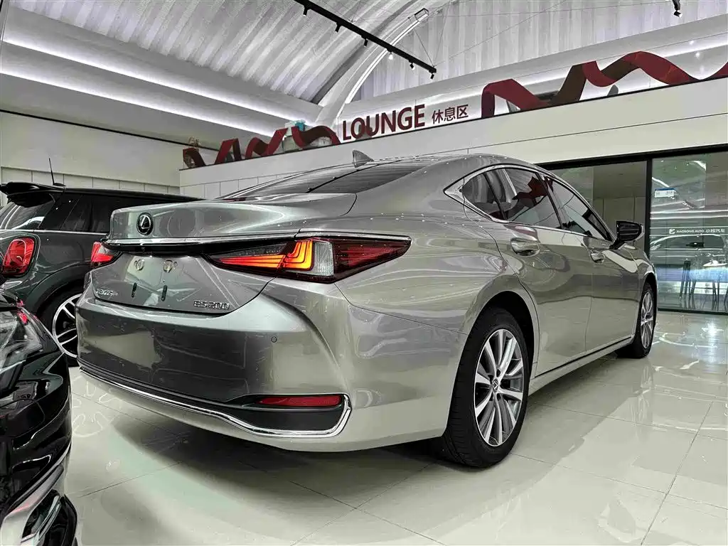 Lexus ES 2021