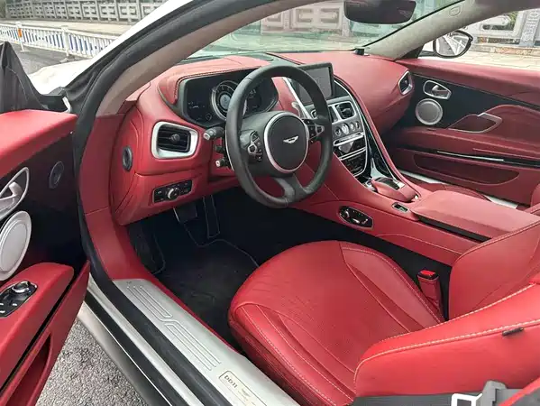 Aston Martin DB11 2020