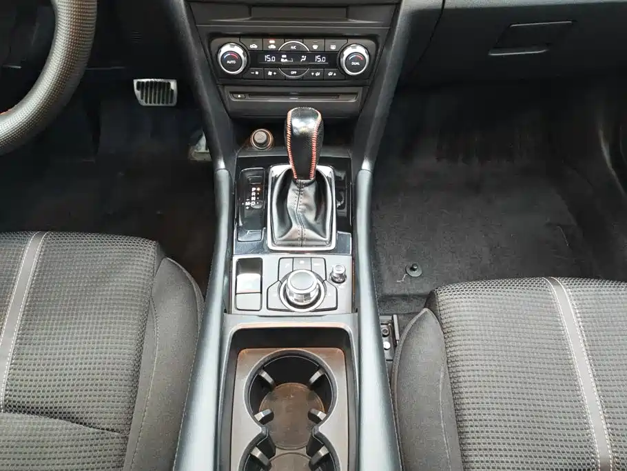 Mazda 3 Axela 2018 — фото 16