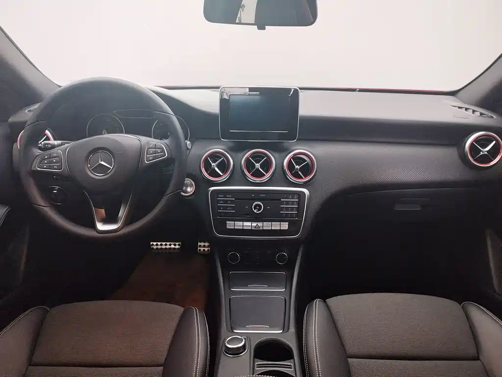 Mercedes-Benz A-Class 2016 — фото 15