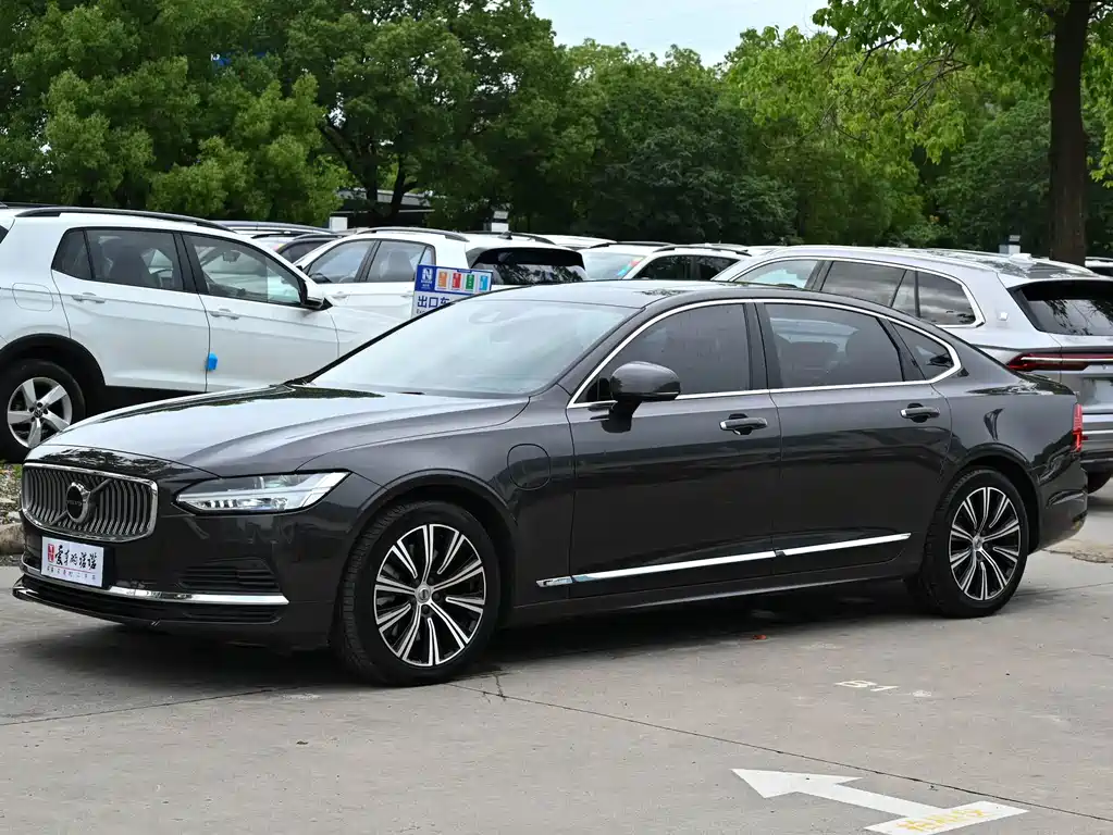 Volvo S90 Plug-In Hybrid 2021 — фото 1