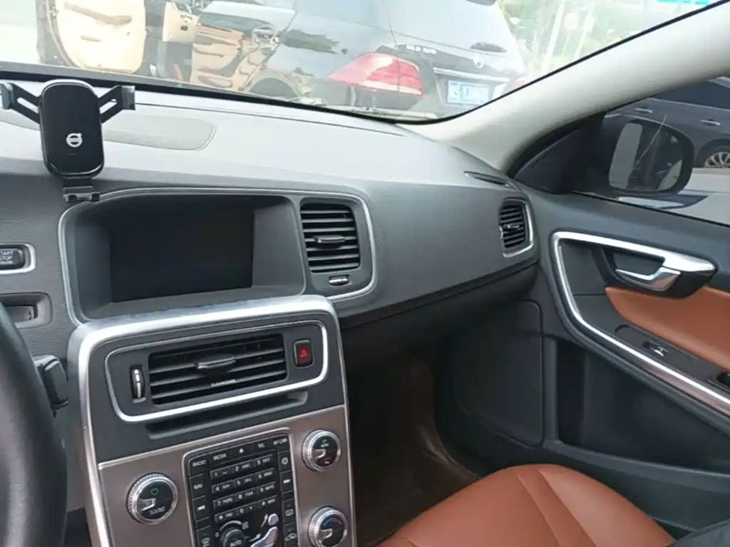 Volvo S60 2017 — фото 10