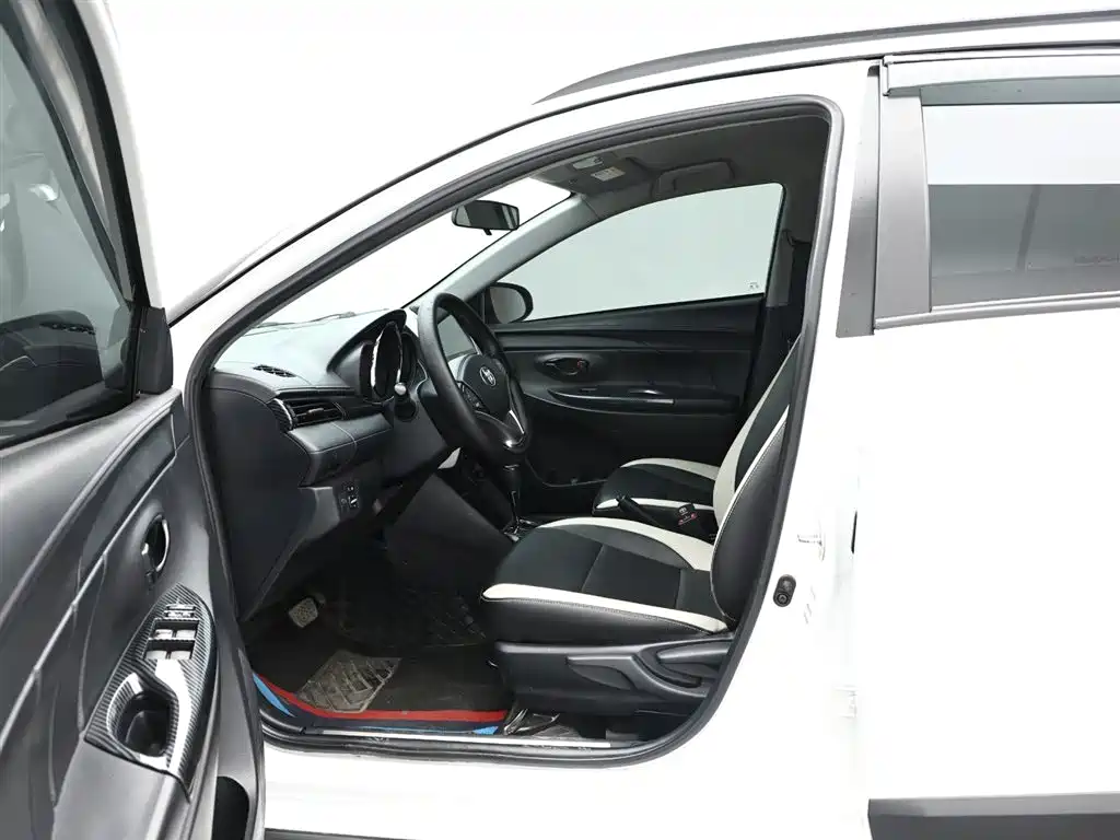 Toyota Yaris L 2023 — фото 10