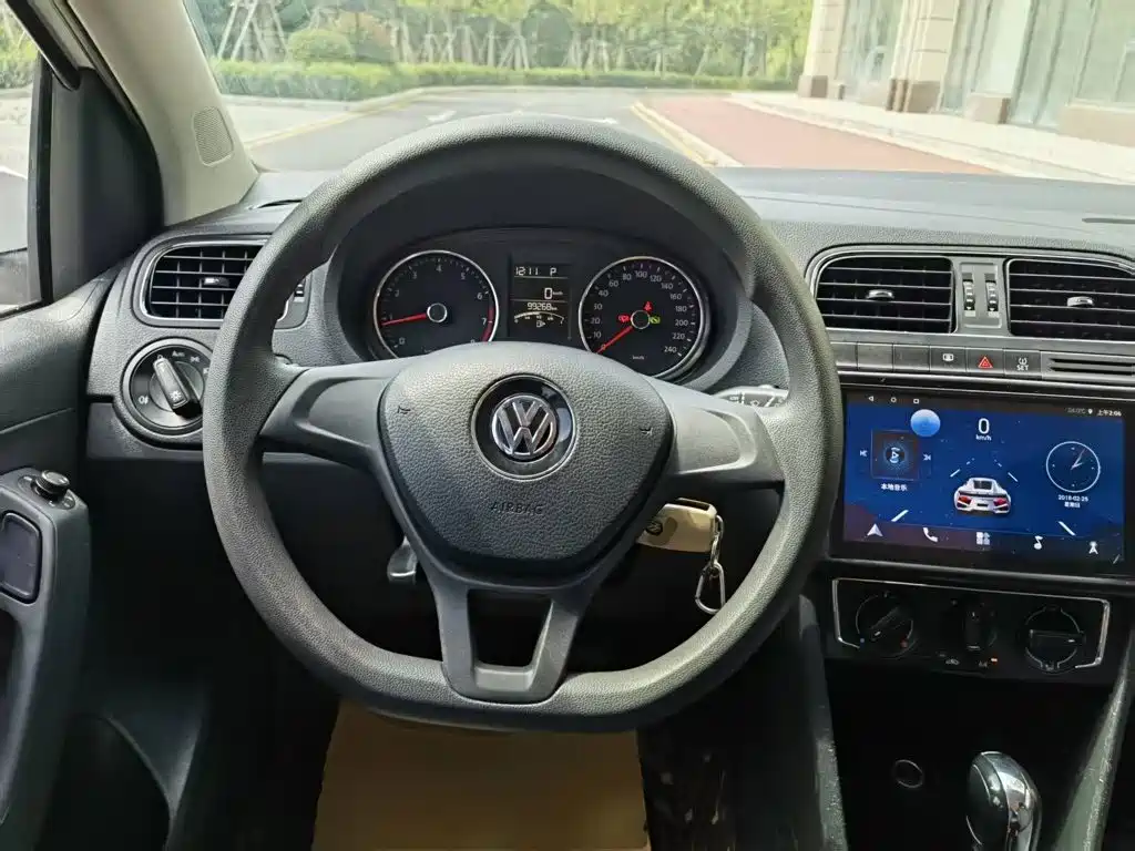 Volkswagen Polo 2015 — фото 11