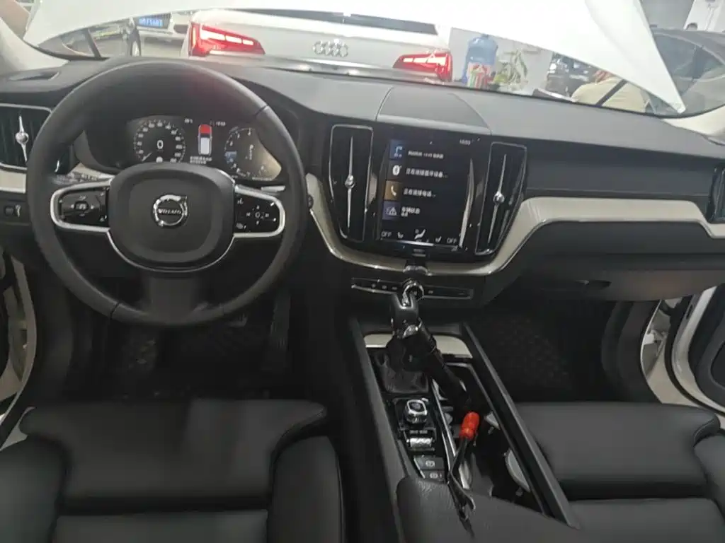 Volvo XC60 2021 — фото 10