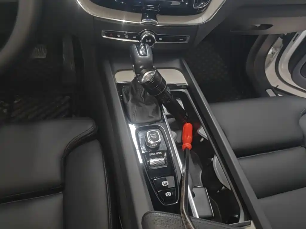 Volvo XC60 2021 — фото 14