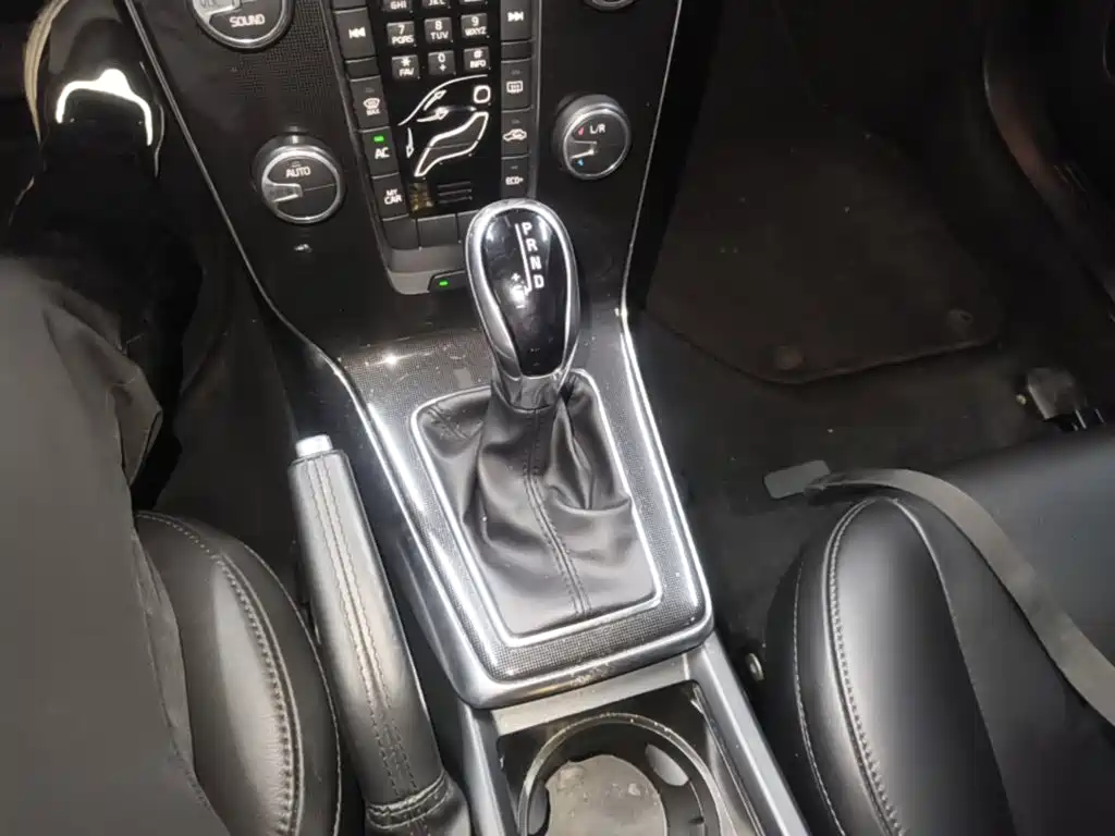 Volvo V40 2017 — фото 14