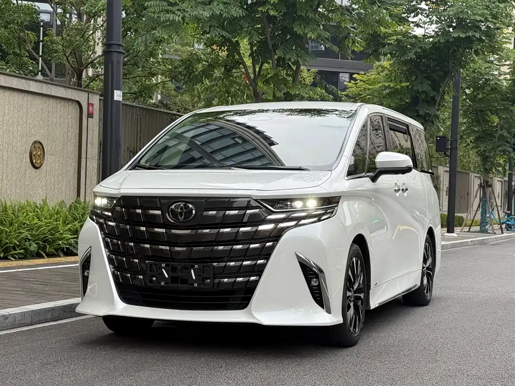 Toyota Alphard 2024 — фото 1