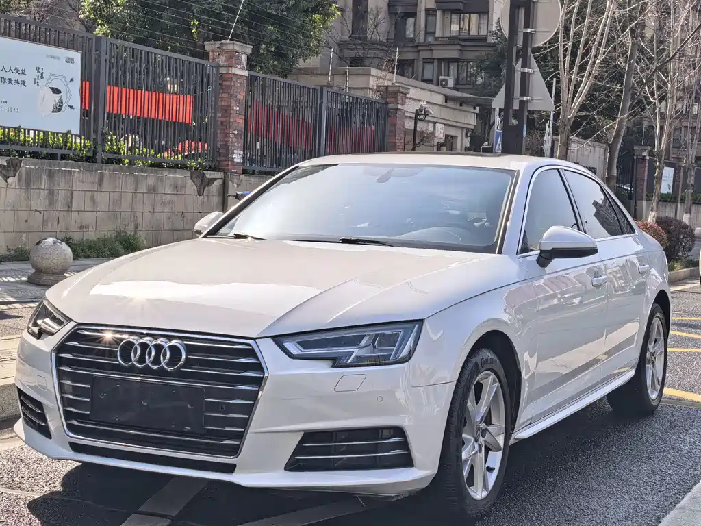 Audi A4L 2018 — фото 1