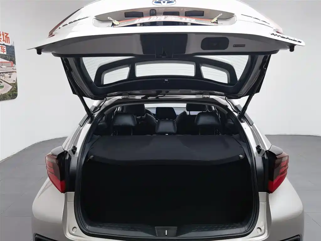 Toyota C-HR 2022 — фото 16