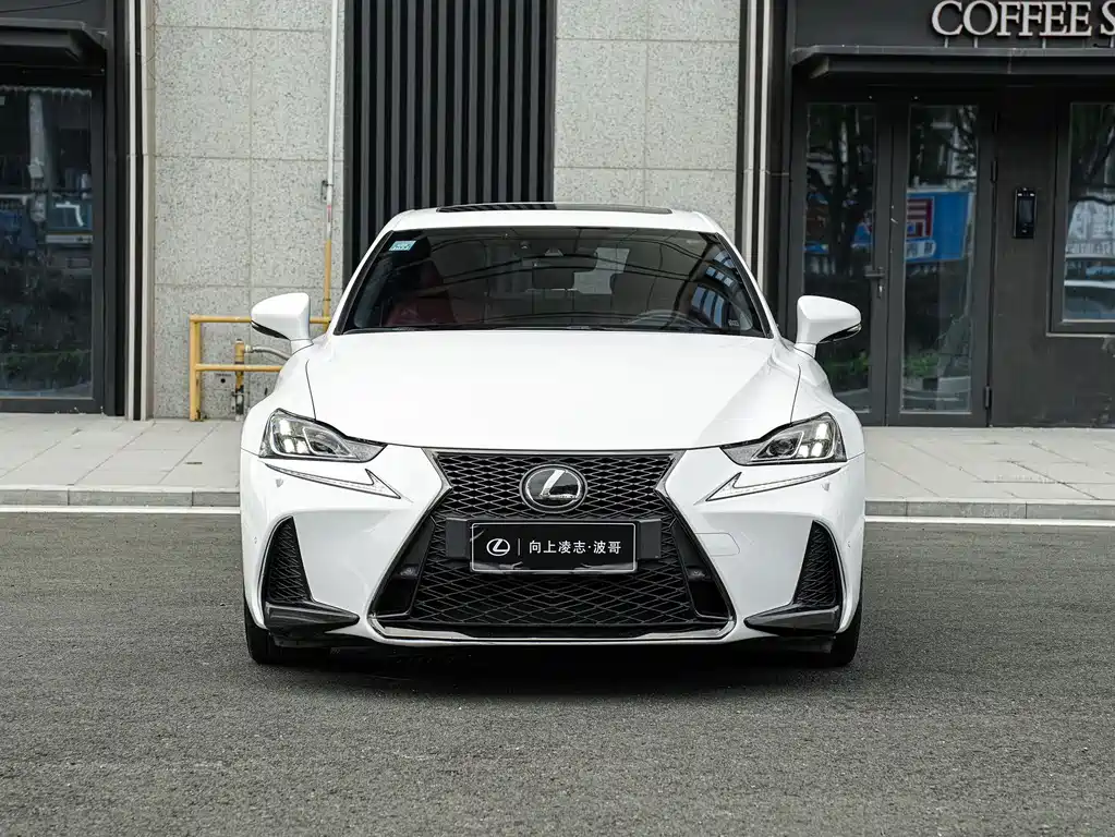 Lexus IS 2018 — фото 2