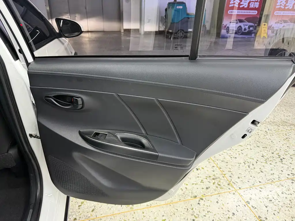 Toyota Yaris L 2022 — фото 18