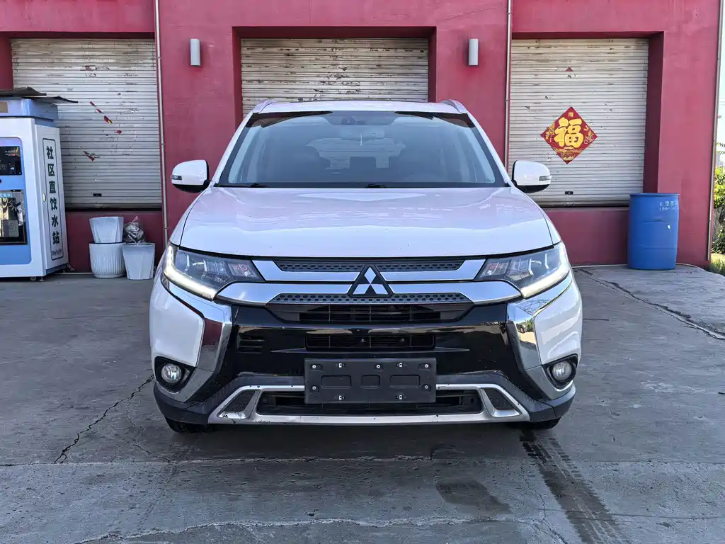 Mitsubishi Outlander 2021 — фото 2