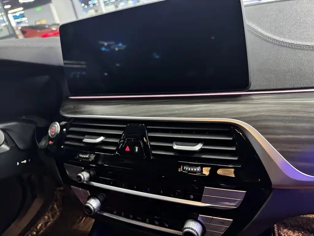 BMW 5 Series 2021 — фото 16