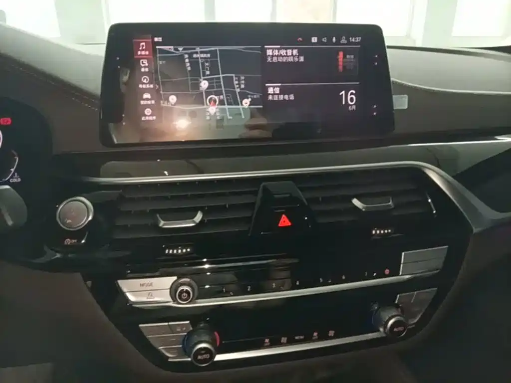 BMW 5 Series 2019 — фото 13