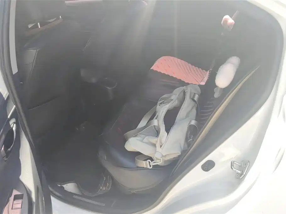 Toyota Yaris L 2019 — фото 11
