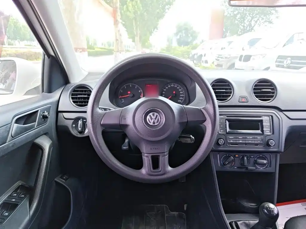 Volkswagen Jetta 2017 — фото 11