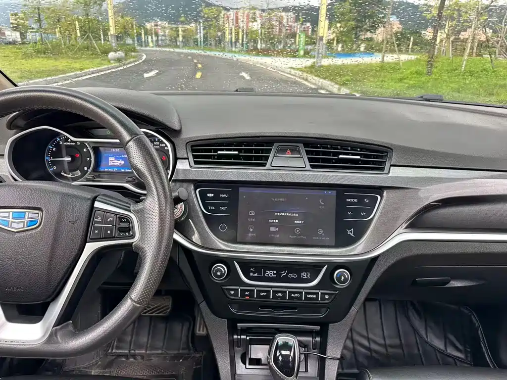 Geely Emgrand 2017 — фото 14