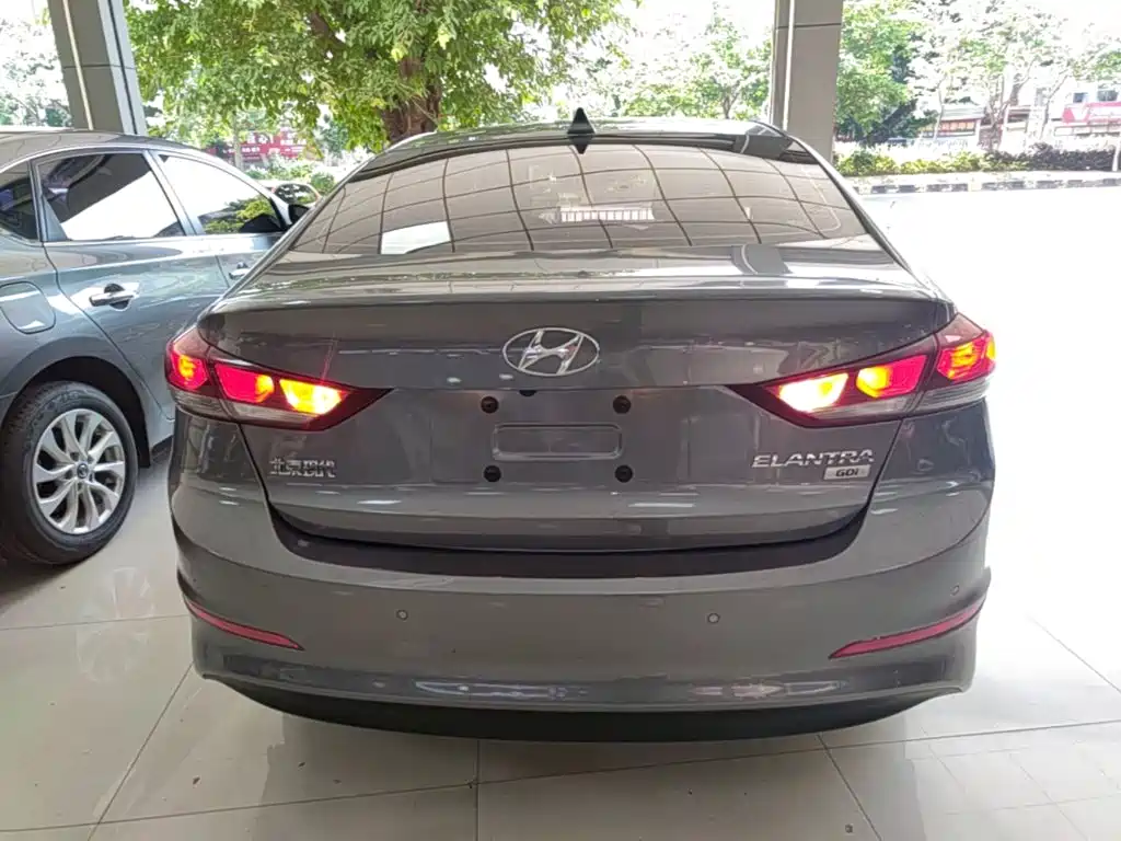 Hyundai Elantra 2019 — фото 6