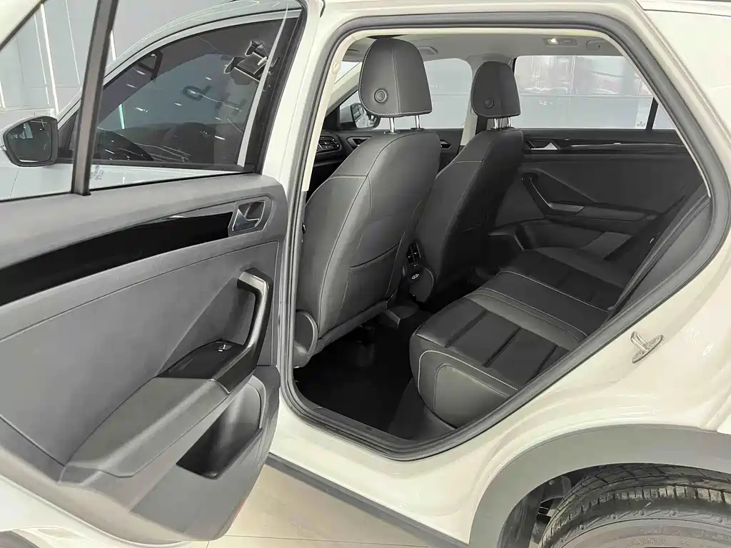 Volkswagen T-Roc 2023 — фото 11
