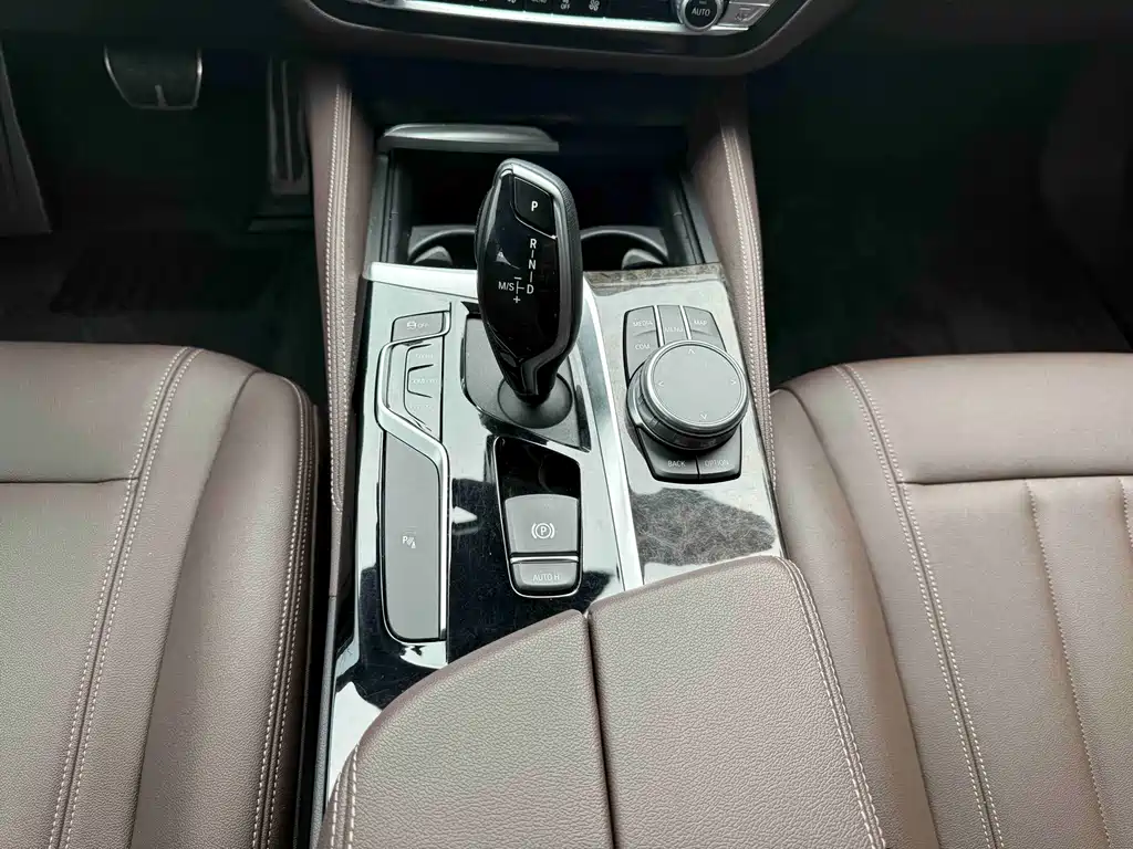 BMW 5 Series 2019 — фото 11
