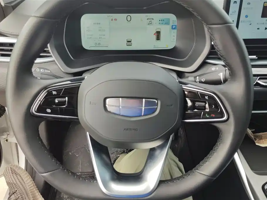 Geely Emgrand 2025 — фото 15