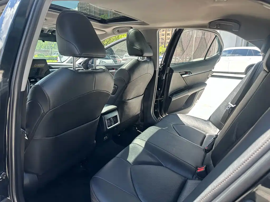 Toyota Camry 2023 — фото 11