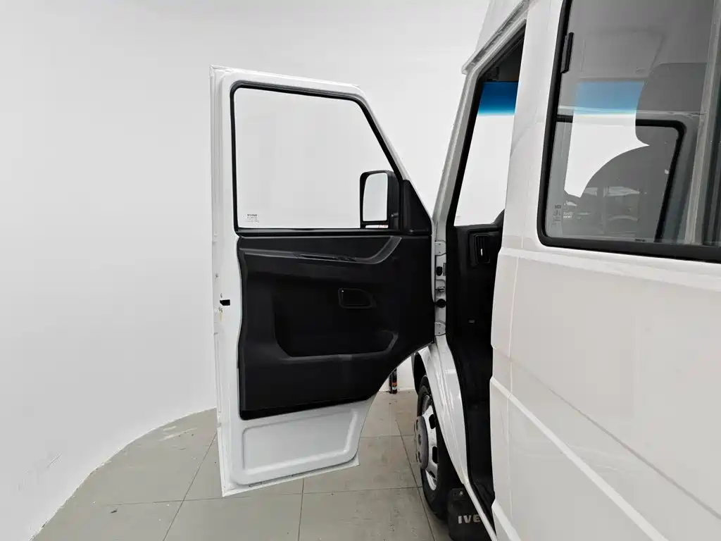 Iveco Proud 2024 — фото 16