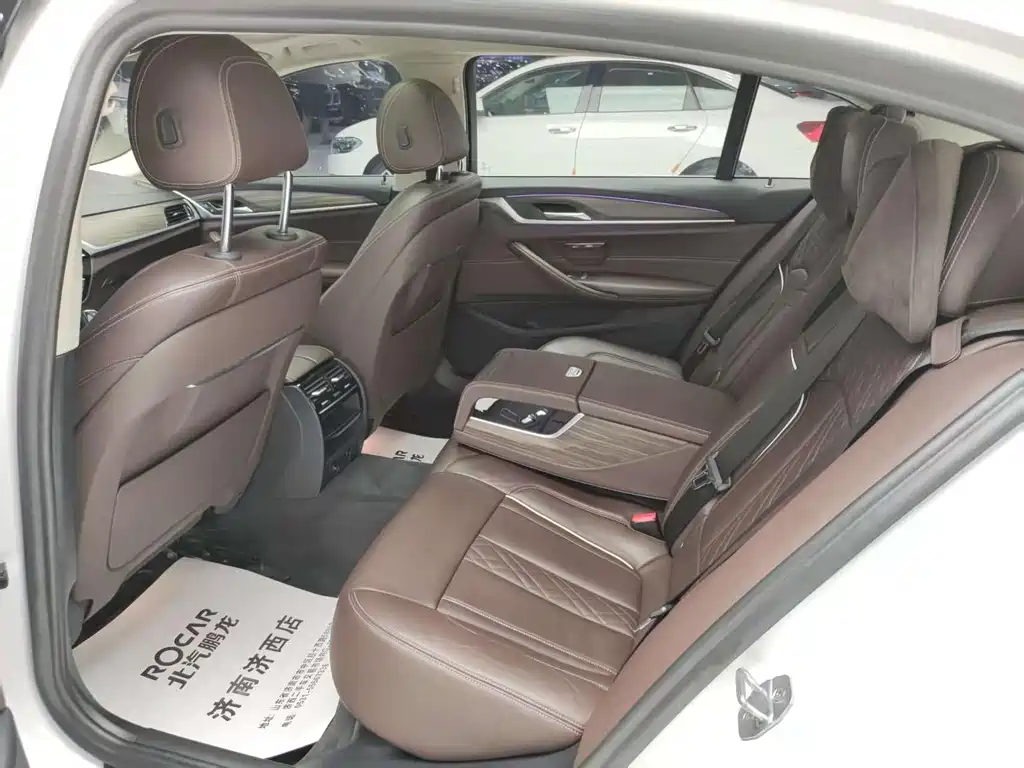 BMW 5 Series 2019 — фото 14