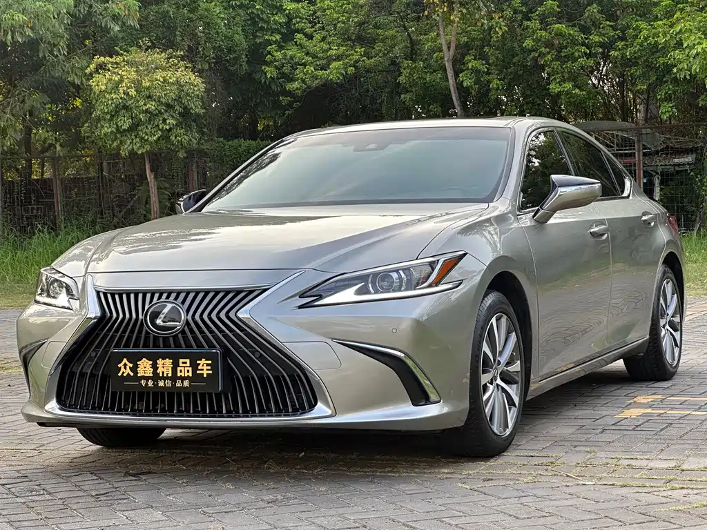Lexus ES 2020 — фото 1