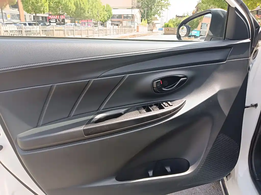 Toyota Yaris L 2022 — фото 13