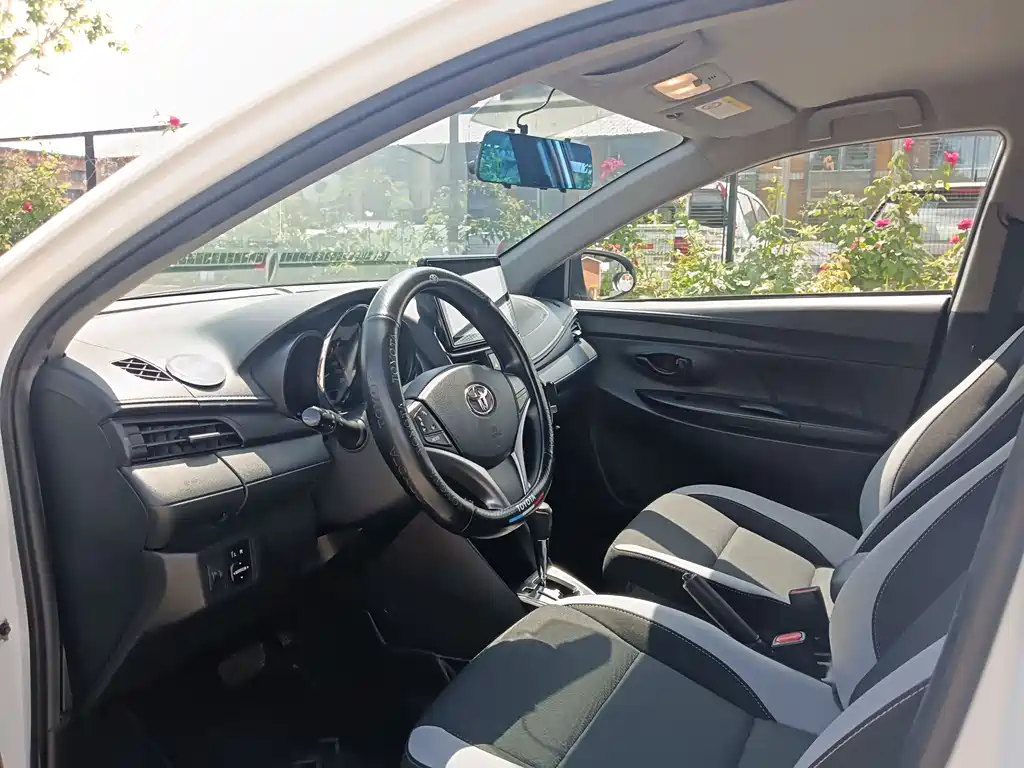 Toyota Yaris L 2022 — фото 12