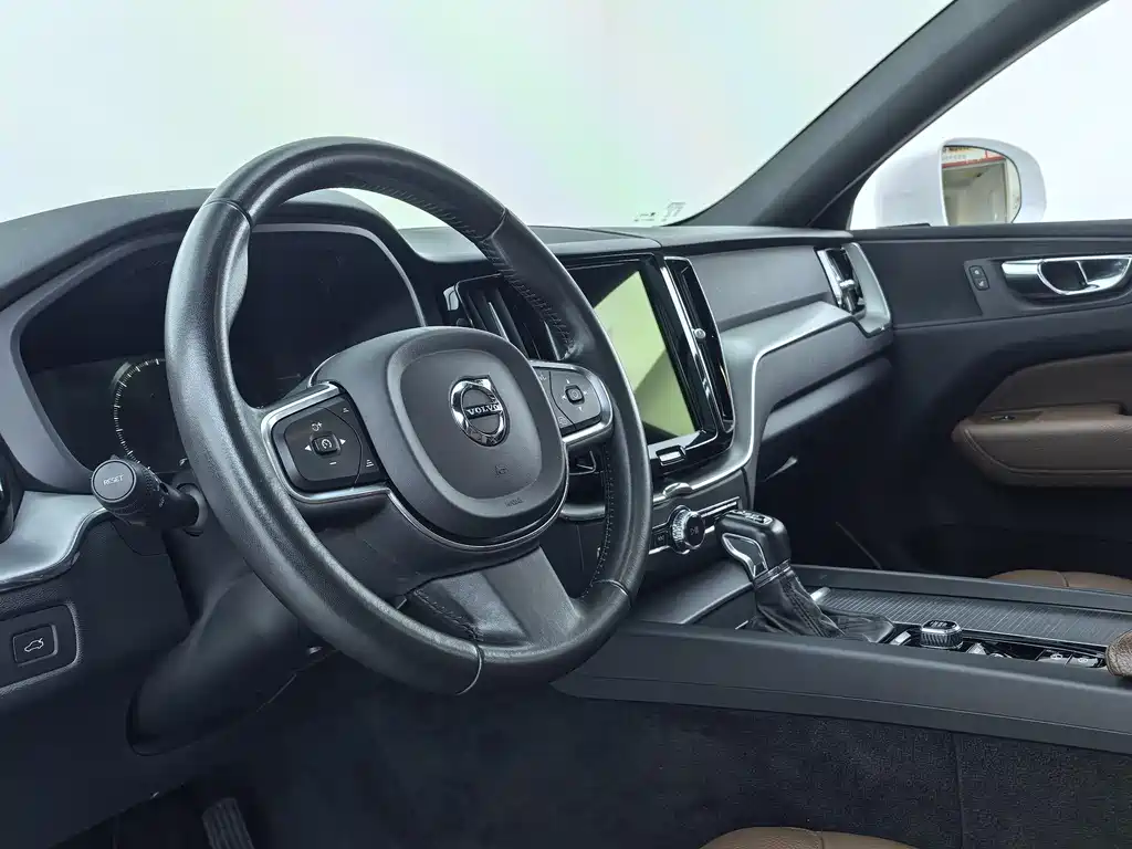 Volvo XC60 2021 — фото 17