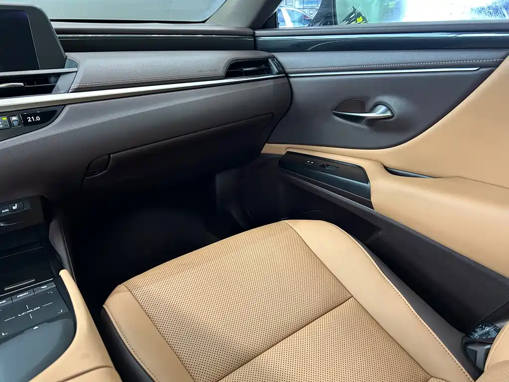 Lexus ES 2018 — фото 27