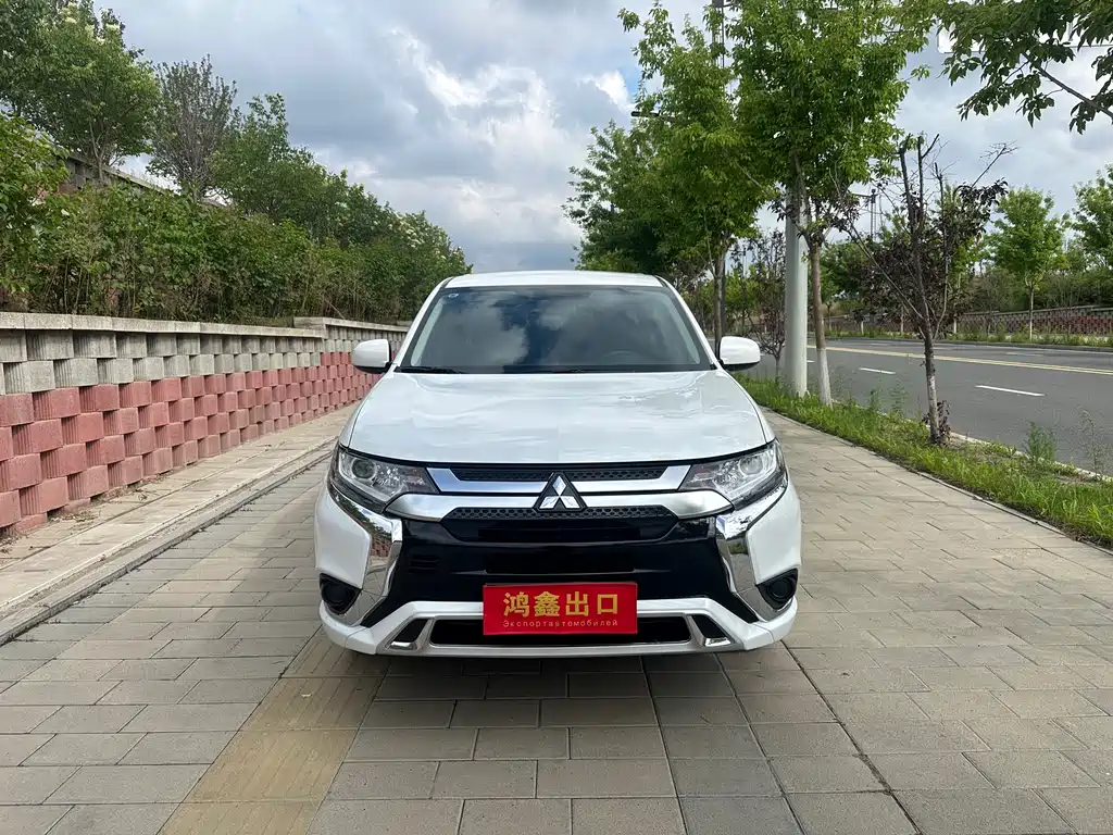 Mitsubishi Outlander 2023 — фото 2