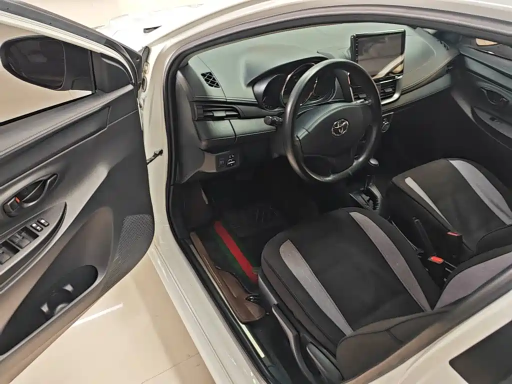 Toyota Yaris L 2021 — фото 16