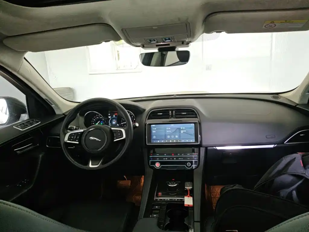 Jaguar F-PACE 2020 — фото 10