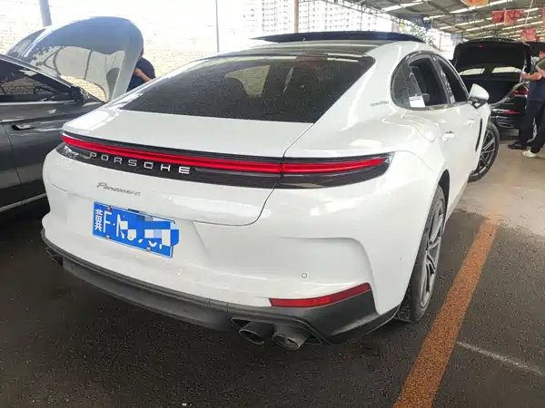 Porsche Panamera 2025