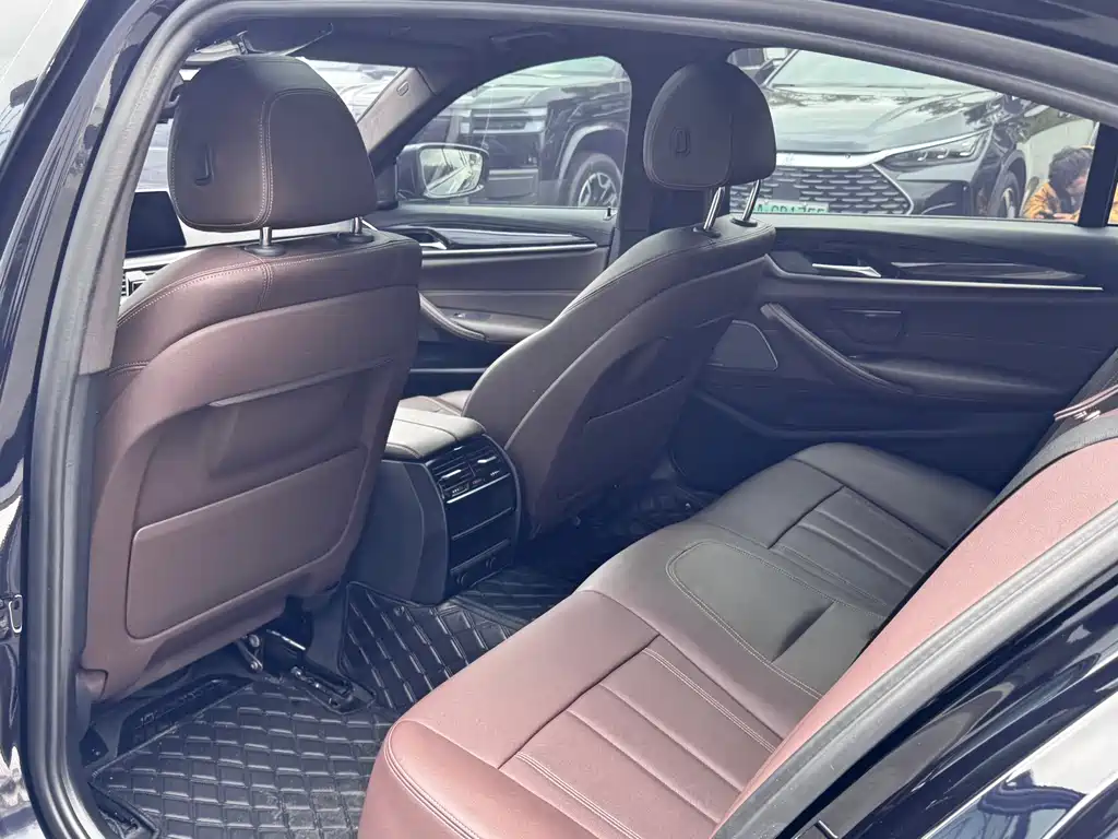 BMW 5 Series 2018 — фото 12