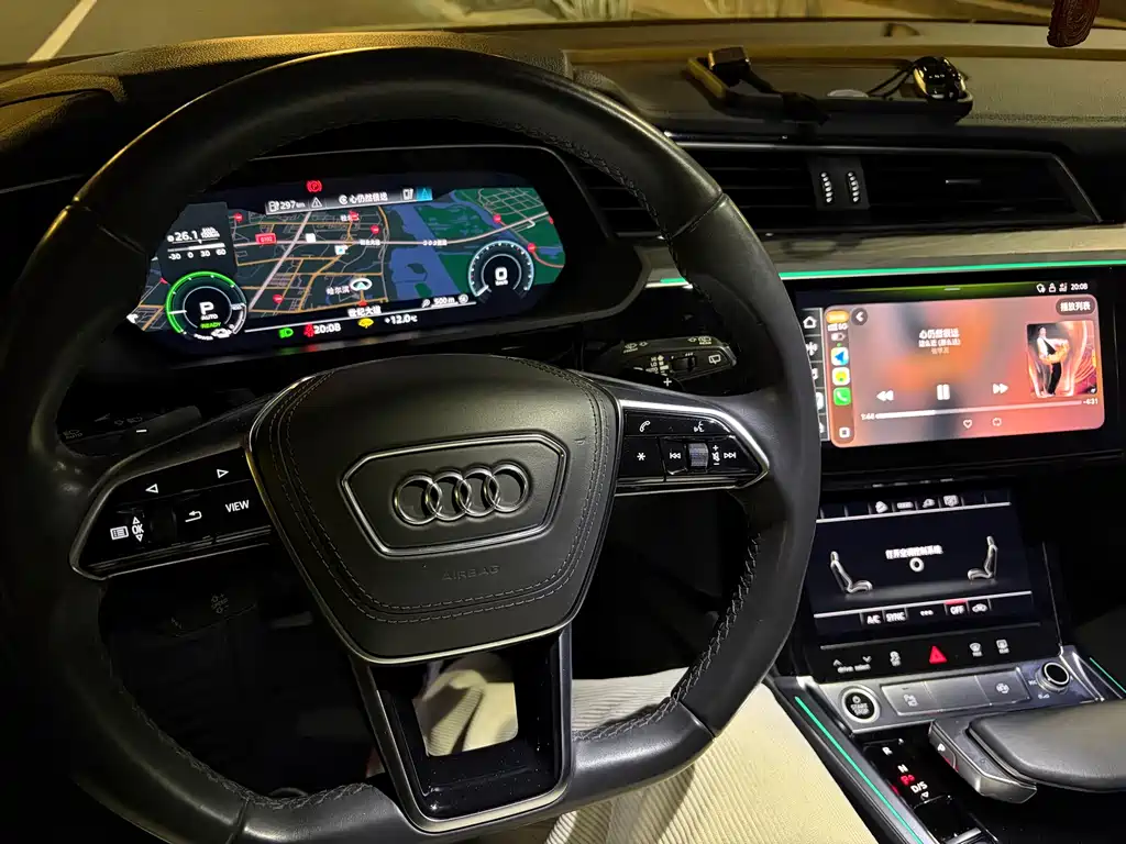 Audi e-tron 2022 — фото 10