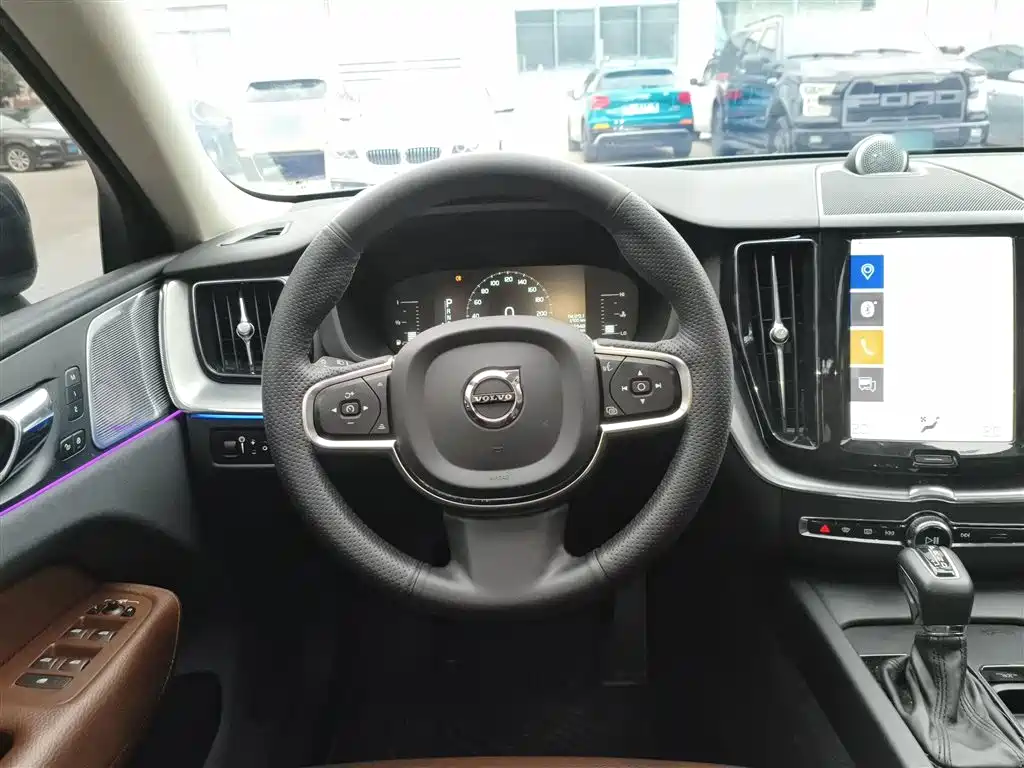 Volvo XC60 2019 — фото 11