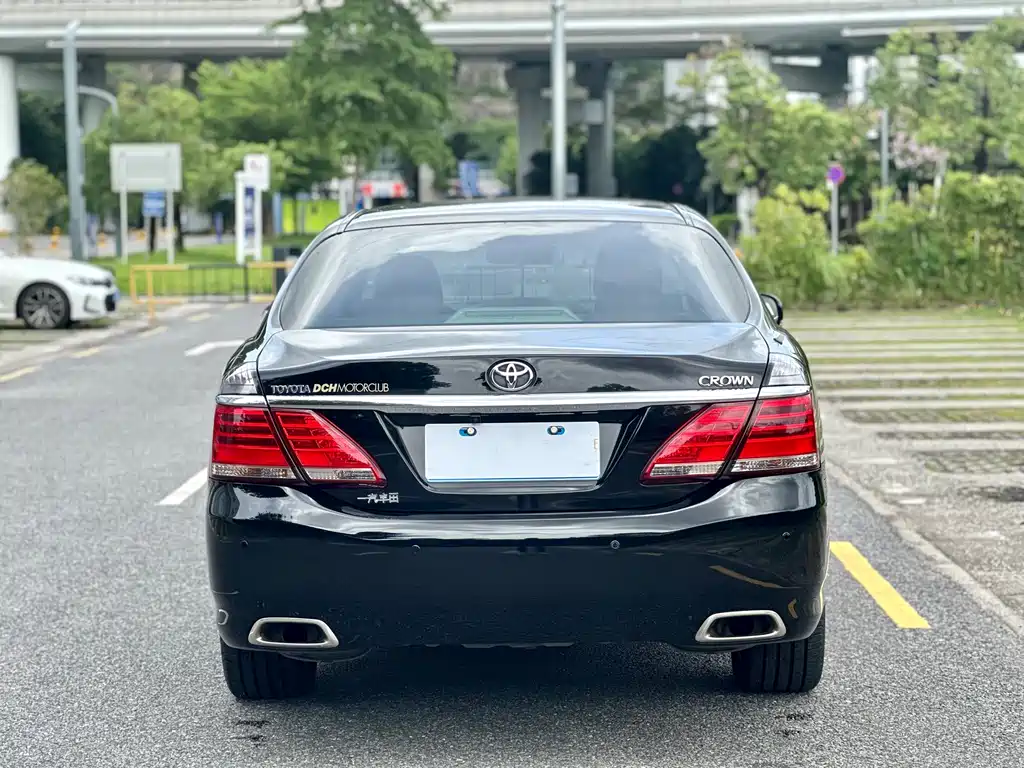 Toyota Crown 2015 — фото 18