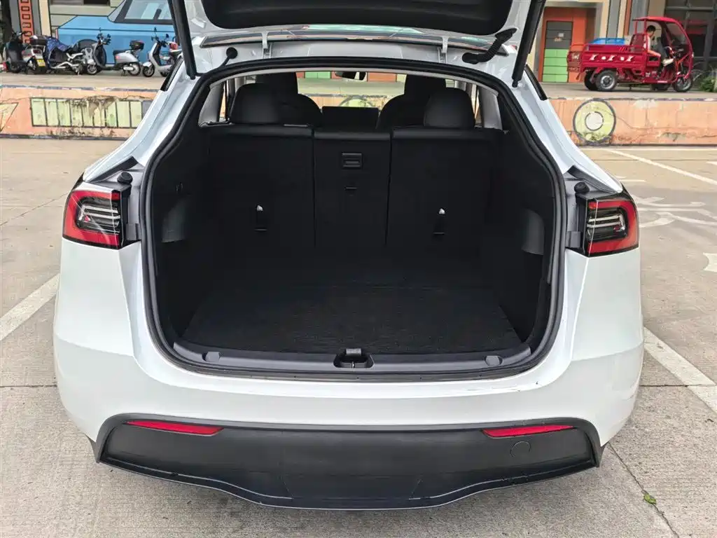 Tesla Model Y 2025 — фото 18