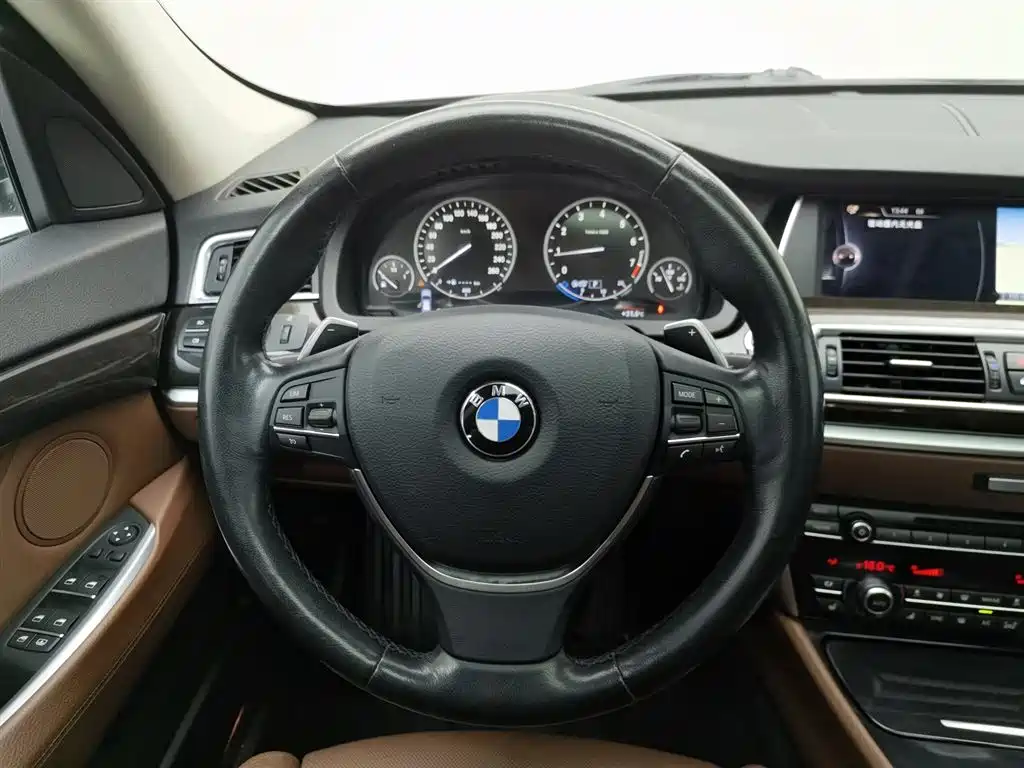 BMW 5 Series GT 2016 — фото 11